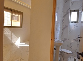 Appartement a vendre dans R+2 au 2eme étage, de 130 m2 escalier privatif a hay essalam el jadida.