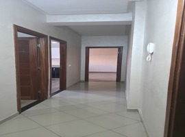 Appartement a louer au 1er étage dans R+4 face sud près marjane el jadida.