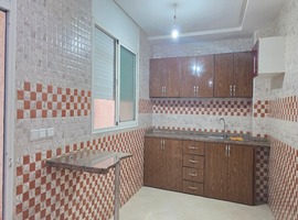 شقة للكراء طالق سفلي بلكور بحي السلام قرب مسجد نادية الجديدة.