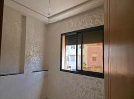 Appartement a vendre dans R +2 avec escalier privatif a Narjiss el jadida. 