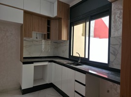 Appartement a vendre dans R +2 avec escalier privatif a Narjiss el jadida. 