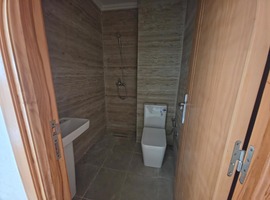 Appartement a vendre dans R +2 avec escalier privatif a Narjiss el jadida. 