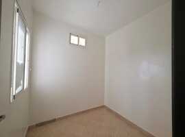 شقة للبيع بالعمران قرب النجد  طابق سفلي بمدينة الجديدة.  