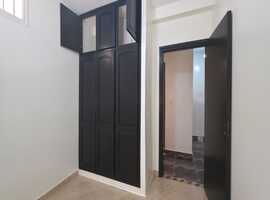 شقة للبيع بالعمران قرب النجد  طابق سفلي بمدينة الجديدة.  