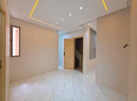 Appartement neuf a vendre avec escalier privatif étage courant a el jadida .