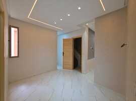 Appartement neuf a vendre avec escalier privatif étage courant a el jadida .