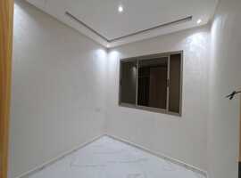 Appartement neuf a vendre avec escalier privatif étage courant a el jadida .