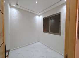 Appartement neuf a vendre avec escalier privatif étage courant a el jadida .