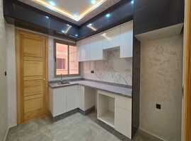 Appartement a vendre de 89 m2 au 1er étage près al bousstane el jadida. 