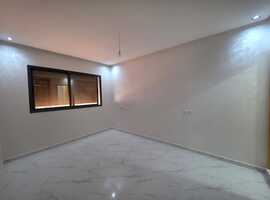 Appartement a vendre de deux façades au 2ème étage escalier privatif a al bousstane el jadida.