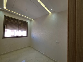 Appartement a vendre de 131 m2 escalier privatif de deux façades a hay essalam el jadida. 