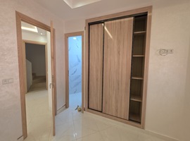 Appartement a vendre de 131 m2 escalier privatif de deux façades a hay essalam el jadida. 