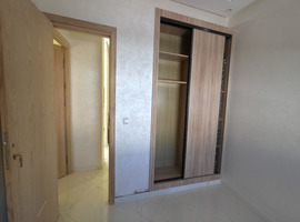 Appartement a vendre de 131 m2 escalier privatif de deux façades a hay essalam el jadida. 