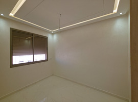 Appartement a vendre de 131 m2 escalier privatif de deux façades a hay essalam el jadida. 