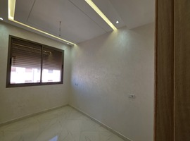 Appartement a vendre de 131 m2 escalier privatif de deux façades a hay essalam el jadida. 