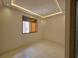 Appartement a vendre de 131 m2 escalier privatif de deux façades a hay essalam el jadida. 