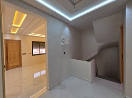 Duplex villa a vendre de 325 m2 ,1er étage avec la cave et jardin a el jadida.